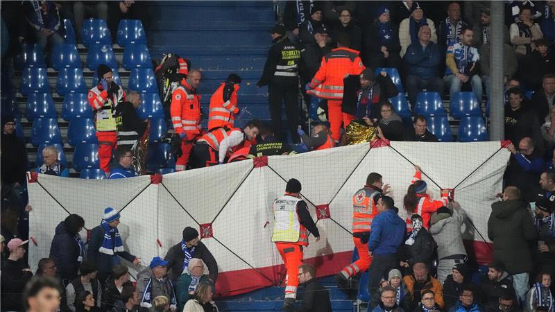 Sichtschutz: ein medizinischer Notfall auf der Tribüne. 