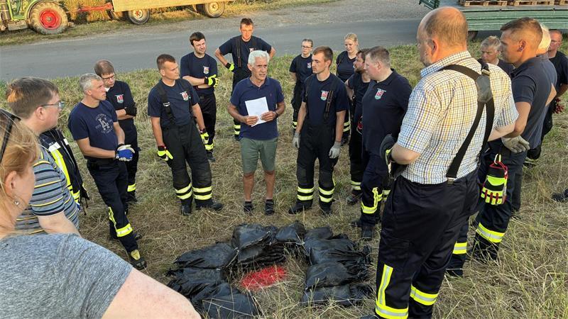Vor Sturmflut-Saison im Alten Land: Helfer schwitzen in der Sandsack-Kette Sickerstellen (Quellen) werden wie ein Brunnen mit Sandsäcken ummantelt. Ist Sediment zu sehen und das Wasser nicht mehr klar, droht Gefahr.