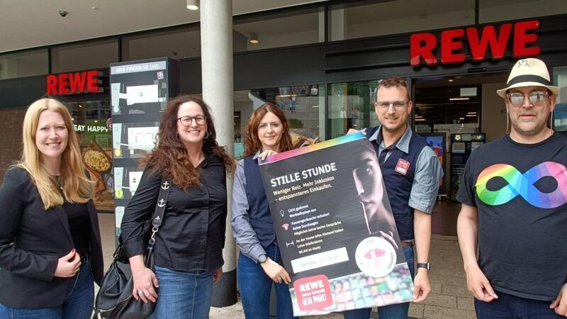 Warum es im Stader Supermarkt plötzlich still wird Sie alle setzen sich für die Stille Stunde ein: Jani Olsen (von rechts), Sören Schmidt, Irina Meyer, Britta Lambers und Christine Plath.