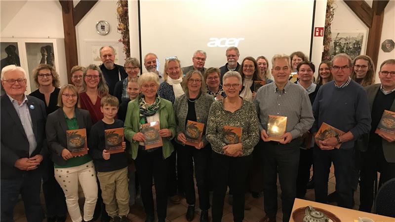 Sie alle waren an der Enstehung des zweisprachigen Kochbuchs beteiligt.