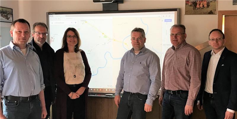 Sie arbeiten Seite an Seite beim Antrag auf dörfliche Förderung , von links: Thorsten Ratzke (Projektteam Burweg), Jürgen Bührmann (ProPlan), Ute Kück, Matthias Wolff, Jan Tiedemann und Holger Struck.