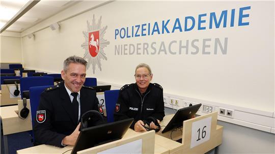 Sie arbeiten mit an der Zukunft der Polizei: Matthias Schwarze und Anja Bußmann von der Polizeiakademie im Computertest-Raum.