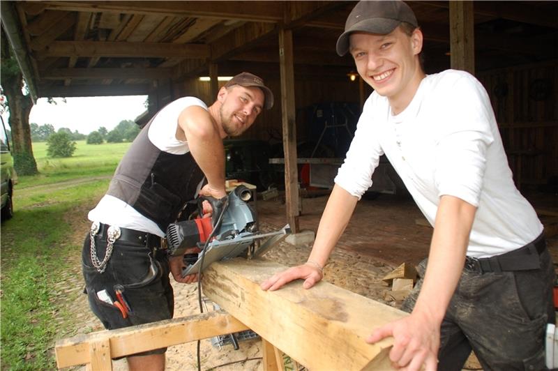 Sie arbeiteten mit Hochdruck an einer neuen Blide: Jonas Tenberg (links) und Paul Hansen. Ihr größtes Projekt war bisher die Holzachterbahn „Colossos“ im Heidepark. Foto: Laudien