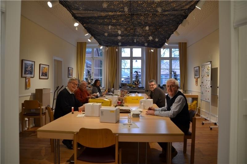 Sie beantworten die Weihnachtspost : Reiner Horeis, Paul Schrader, Maja Dölling, Wolfgang Dipper und Klaus Rommel (von links). Foto: Helfferich
