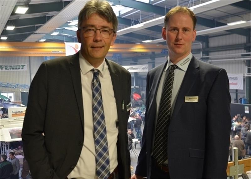 Sie begrüßten am Sonntag beim Tag der offenen Tür mehr als 4000 Besucher auf dem Firmengelände in Ahlerstedt: Geschäftsführer Bernd Schröder (links) und Standortleiter Jörn Grothmann. Foto Fehlbus
