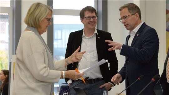 Sie beraten den Sitzungsverlauf: Die Kreistagsvorsitzende Arnhild Biesenbach (CDU), der SPD-Fraktionsvorsitzende Björn Protze (Mitte) und Landrat Kai Seefried (CDU).