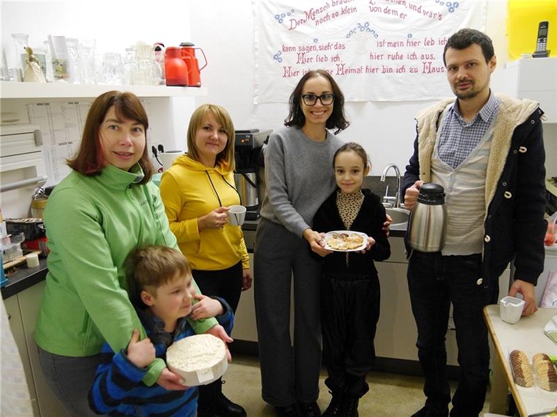 Sie betreuen das Christkindmarkt-Café im Schulmuseum (von links): Natalie Verbova, Viktoria Puhach, Oksana Malinina und Nazar Sepik aus der Ukraine. Foto: Umland