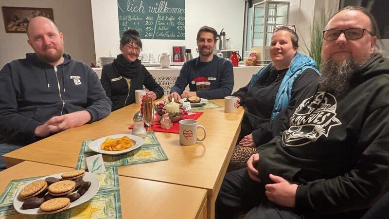 Sie boten an Heiligabend ein gemütliches Beisammensein an (von links): Nils Martin, Vivien Schmidt und Lucas von Hacht. Tanja Wieck und Christian Schröder (rechts) kamen vorbei, um Kekse zu spenden.