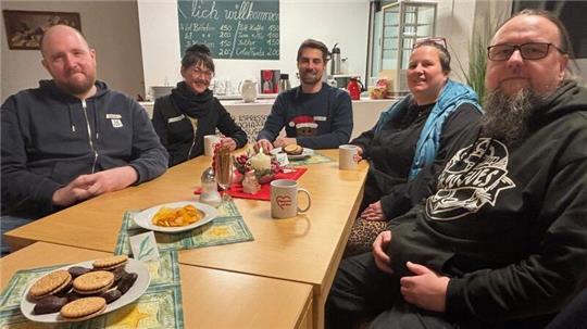 Sie boten an Heiligabend ein gemütliches Beisammensein an (von links): Nils Martin, Vivien Schmidt und Lucas von Hacht. Tanja Wieck und Christian Schröder (rechts) kamen vorbei, um Kekse zu spenden.