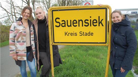 Sie brachten den Sauensieker Flohmarkt einst ins Rollen (von links): Jasmin Kuberg, Lea Rauschenberger und Jennifer Witte.