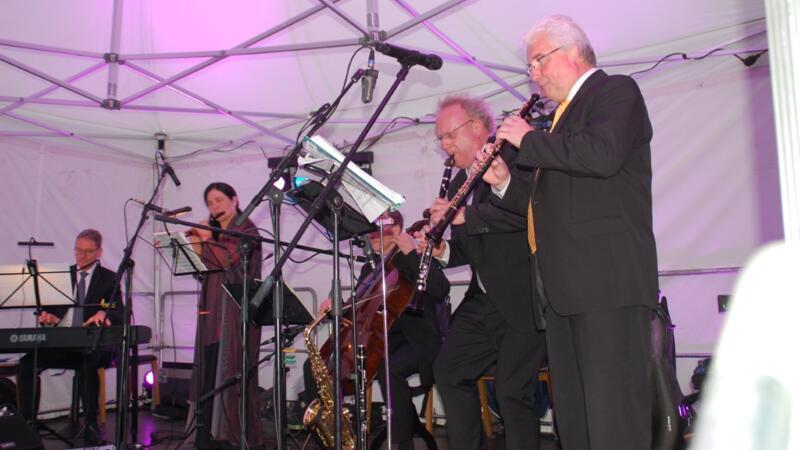 New York, Hamburg, Harsefeld: Warum eine international bekannte Musikerin im Klosterpark auftritt Sie brachten die Klassik in den Klosterpark (von links): Rupert Burleigh, Jocelyne Fillion-Kelch, Thomas Tyllack, Christian Seibold und Thomas Rohde.