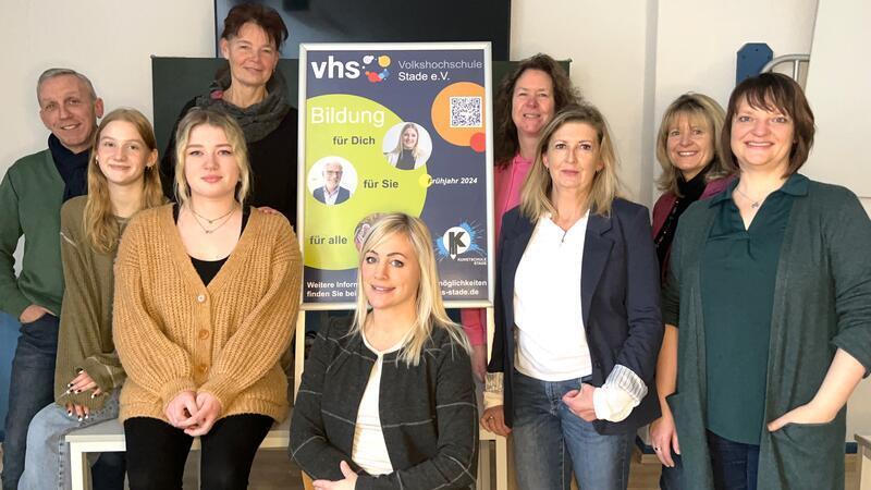 Blasrohrschießen und Japanisch lernen bei der Volkshochschule Stade Sie bringen Bildung unter die Menschen (von links): Michael Stadtmüller, Ninia Gerken, Julia Stüben, Katja Buse, Martina Hajduk, Corinna Bünte, Mirela Schewalje, Ulrike Roth und Susanne Poguntke.