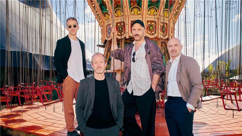 Sie bringen Schwung, Neues und Altbewährtes an die Hamburger Staatsoper: das aktuelle Führungsquartett Generalmusikdirektor Omer Meir Wellber (l-r), Interims-Ballettdirektor Lloyd Riggins, Opernintendant Tobias Kratzer und Interims-Ballettbetriebsdirektor Nicolas Hartmann.