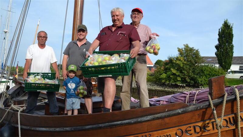 Sie bringen am Wochenende Äpfel aus Kehdingen nach Helgoland: Bootsbauer Rainer Hatecke, Christoph Kruse mit Sohn Jakob, Uli Wist und Heinrich Kühlcke-Schmoldt (von links).