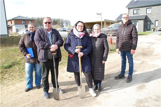 Sie bringen den Endausbau im Beckdorfer Neubaugebiet auf den Weg (von links): Jovana Galla, Bürgermeister Siegfried Stresow, Samtgemeindebürgermeisterin Petra Beckmann-Frelock, Bauamtsleiterin Kirsten Zegenhagen und Holger Döring. Foto: Lau