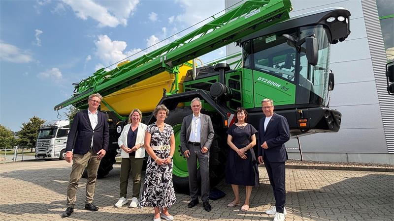 Dieser Dammann-Trac ist mit weiteren Fahrzeugen und Geräten in den vergangenen Wochen hergestellt worden. 