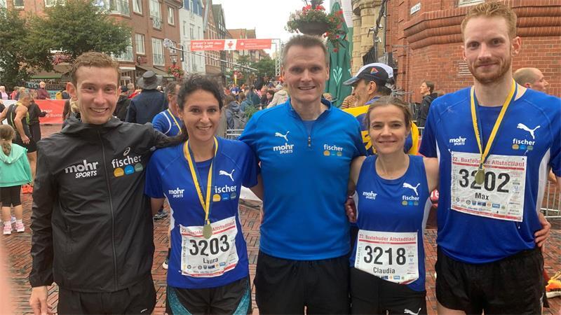 22. Buxtehuder Altstadtlauf: Teilnehmerrekord, lautstarke Fans und spendable Sieger Sie dominierten die 10 Kilometer: Tobias Middendorf, Laura Schuberth, Teammanager Udo Feindt, Claudia Sticher und Max Schröter (von links).