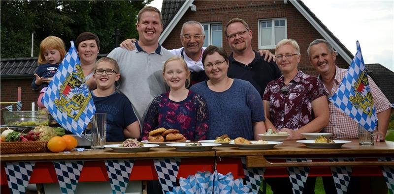 Sie durften einen Tag lang mit Fernsehkoch Rainer Sass im heimischen Garten ein Oktoberfest vorbereiten und feiern: die Familien Tiedemann und Düselder . Fotos von Borstel
