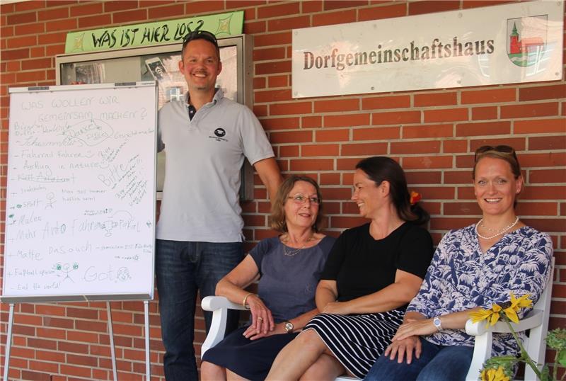 Sie engagieren sich dafür, dass das Dorfgemeinschaftshaus seinem Namen auch gerecht wird (von links): Lars Szymanski, Susanna Akil, Sonja Zinke und Margaret Schindler vom Verein zur Belebung des Dorfgemeinschaftshauses Steinkirchen . Foto M