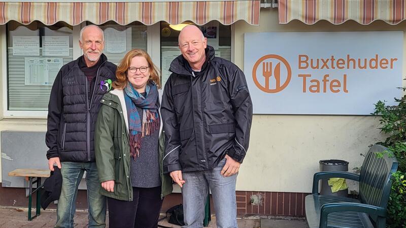 Kisten bis Weihnachten packen für einen guten Zweck Sie engagieren sich für Menschen, die Unterstützung brauchen: Helmut Breyer (von links, „Buxtehuder helfen“), Frauke Schulte und Jürgen Karow (beide Buxtehuder Tafel).