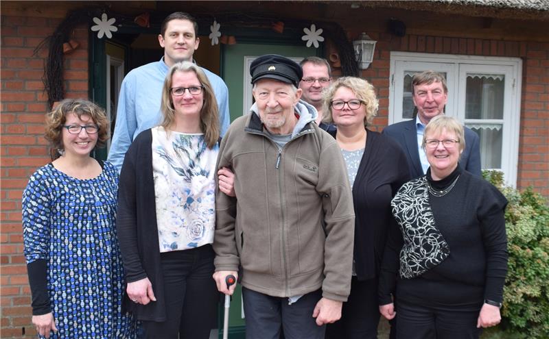 Sie engagier(t)en sich für Oldendorfs Jugend (hintere Reihe von links): Richard Fröhlich, Ralf Lütjen und Johann Schlichtmann, vorne von links: Yvonne Ehret, Alexandra Froberg, Johannes (Jonny) Matthiesen, Nadine Ammer und Ursula Männich-Po