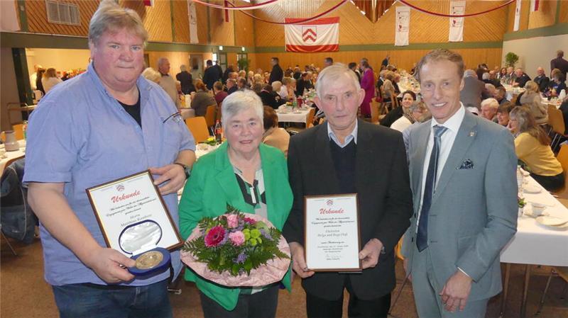 Sie erhielten beim Drochterser Neujahrsempfang den Ehrentaler der Gemeinde für ihr besonderes ehrenamtliches Engagement (von links): Matthias Rambow und Helga und Erwin Daß, Bürgermeister Mike Eckhoff gratulierte.