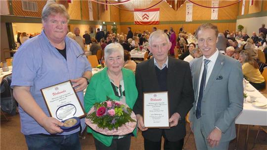 Sie erhielten beim Drochterser Neujahrsempfang den Ehrentaler der Gemeinde für ihr besonderes ehrenamtliches Engagement (von links): Matthias Rambow und Helga und Erwin Daß, Bürgermeister Mike Eckhoff gratulierte.
