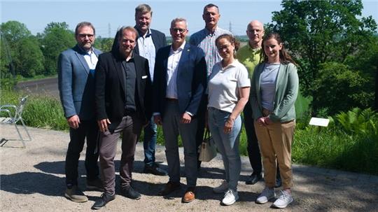 Sie eröffneten den Wanderweg: Lienhard Varoga (Amt für regionale Landesentwicklung Lüneburg, Geschäftsstelle Bremerhaven), Jens Bossen (Stadt Stade), Knut Willenbockel (Samtgemeindebürgermeister Horneburg), Tanja Thomfohrde (Gemeindedirektorin Dollern), Madeleine Pönitz (Landkreis Stade), Jörk Philippsen (Bürgermeister Horneburg), Stefan Heins (Bürgermeister Agathenburg), Helmut Bergmann (Landkreis Stade).