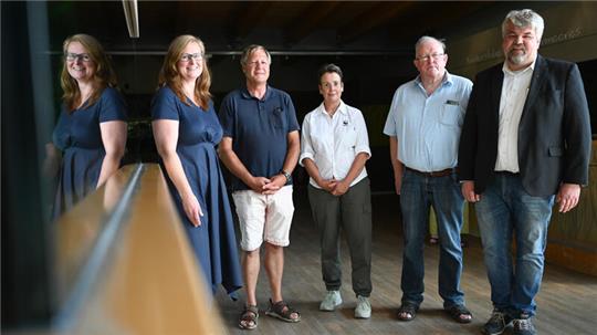 Sie eröffneten die Ausstellung: Sonja Papenfuß (Umweltministerium), Rolf Brandt (Hafengemeinschaft Barnkrug), Beatrice Claus (WWF), Elbfischer Walter Zeeck und Natureumsleiter Lars Lichtenberg (von links).