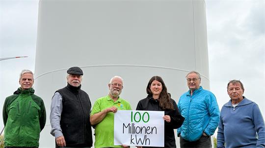 Sie feiern den Meilenstein von 100 Millionen Kilowattstunden (von links): Rainer Hawmann, Dr. Wolf Polenz, Peter Wortmann, Lina Bäumchen, Dr. Lutz Bötcher und Gisbert Stange.