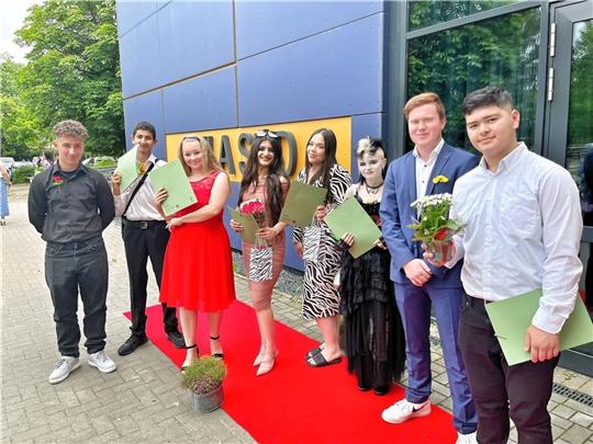 Sie feiern ihren Abschluss und haben viel vor: Jason, Salem, Aliicia, Bahara,Sonja, Dana, Jannik und Saed. Foto: Richter