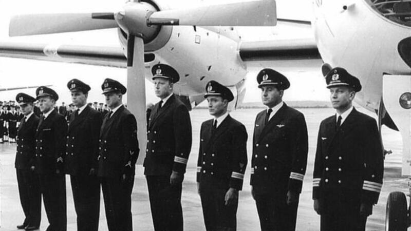 Sie flogen die erste Breguet Atlantic nach Nordholz: v.r. Korvettenkapitän Herb, Kapitänleutnant Lamberz, Kapitänleutnant Reinicke, Kapitänleutnant Müller-Meinhard, Hauptbootsmann Schrameck, Oberbootsmann Landvogt, Oberbootsmann Rädisch, Bootsmann Lepa. Foto: MFG 3