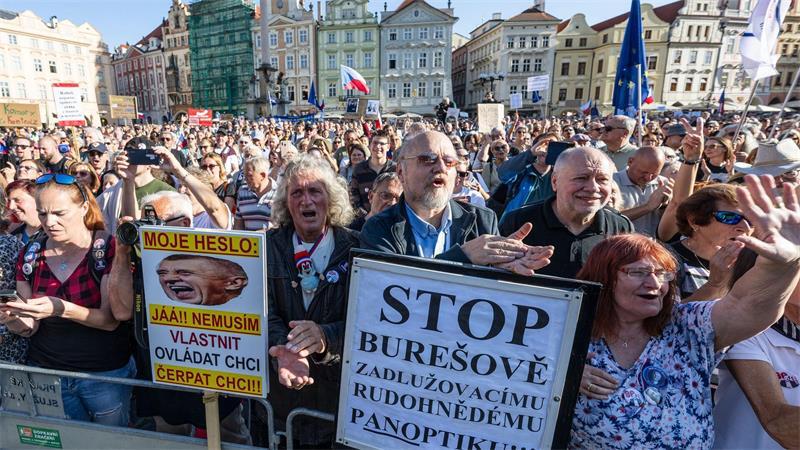 Sie folgten einem Aufruf der Bewegung „Eine Million Augenblicke für Demokratie“.