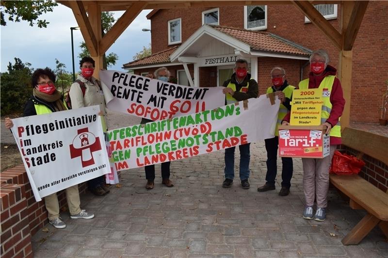 Sie fordern eine bessere Bezahlung aller Pflegekräfte im Landkreis Stade: die Pflegeinitiative und Vertreter von Verdi. Foto: Wisser