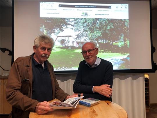 Sie freuen sich auf Kinoabende mit neuer Technik im alten Brunkhorst‘schen Haus: Ernst Ryll (links) und Dieter Offermann. Foto: Klempow