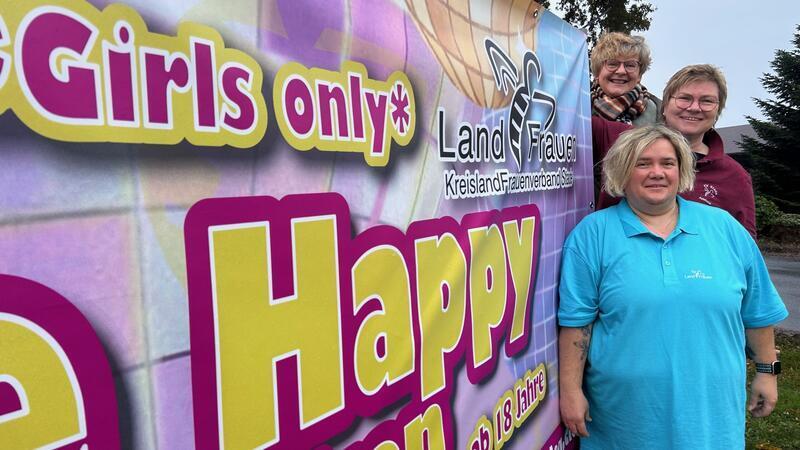 Sie freuen sich auf Musik und eine richtig gute Tanzparty im Musikladen Heinbockel: Melanie Auch (vorne), Adelheid Balthasar und Petra Behr (hinten) vom Kreislandfrauenverein.