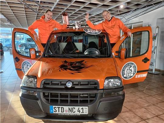 Sie freuen sich auf das Abenteuer im Süden mit ihrem treuen Fiat Doblo, dem „Cat-Mobil“: Katja Heine-Schulz (links), Corinna Kunze und das Katzen-Maskottchen. Fotos: Bisping