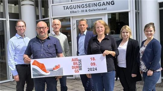 Sie freuen sich auf die Ausbildungsmesse im Stadeum (von links): Tobias Paulsen, Malte Nadiak, Gregor Saßerath, Manfred von Gizycki, Stefanie Glissmann, Zuzanna Igel und Sylvia Pohl.