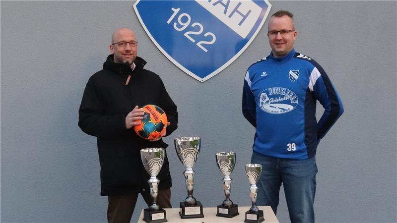 Sie freuen sich auf faire Spiele und ein lockeres Turnier mit viel Spaß: Claas Schmedtje vom TAGEBLATT (links), Geschäftsführer des Zeitungsverlags Krause, und Turnierorganisator Michael Breuer.