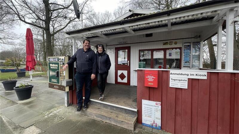 Sie freuen sich auf ihre Gäste: Sascha und Viola Schieffer betreiben den Campingplatz in Nordenham an der Strandallee. Sie gehen inzwischen in die neunte Saison. Ideen für den Platz haben die beiden noch jede Menge.Foto: Krabbenhoeft