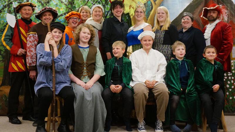 Der Teufel, drei goldene Haare - und ein besonderes Problem in Engelschoff Sie freuen sich auf ihren Auftritt: die Darsteller des Engelschoffer Weihnachtsmärchens.