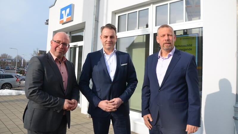 Sie freuen sich, dass die Volksbank Kehdingen gute Zahlen schreibt: Vorstandsvorsitzender Georg Alder aus Leer (Mitte) und Björn Großmann (links) und Lars Keitsch vor der Niederlassung in Drochtersen.