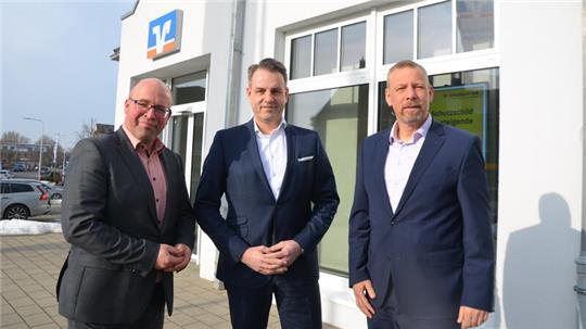 Sie freuen sich, dass die Volksbank Kehdingen gute Zahlen schreibt: Vorstandsvorsitzender Georg Alder aus Leer (Mitte) und Björn Großmann (links) und Lars Keitsch vor der Niederlassung in Drochtersen.