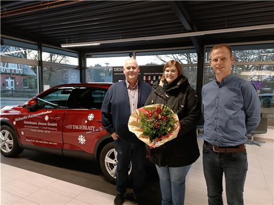 Sie freuen sich gemeinsam mit der Hauptgewinnerin Sandra Schmidt : Autohaus-Jonas-Geschäftsführer Marco Jonas (rechts) und Mitarbeiter Jörg Schwartzrock. Fotos: Bisping/Frank