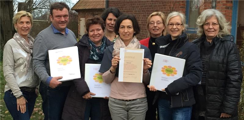 Sie freuen sich über das Zertifikat: Waldorf-Erzieherinnen, Vorstandsmitglieder und Dozenten vom Waldorfseminar Hannover.