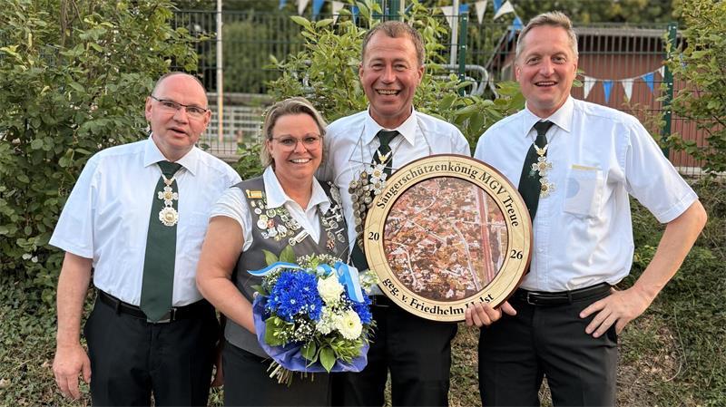 Wilfried Lühmann ist der neue Schützenkönig des MGV Treue in Neukloster Sie freuen sich über das erfolgreiche Schützenfest in Neukloster: Ralf Meyer, Antje und Wilfried Lühmann und Olaf Burfeind (von links).