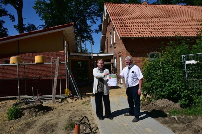 Sie freuen sich über die Förderung : Gemeindedirektor Ralf Handelsmann und Projektleiterin Ute Lübs-Hoche vor der Baustelle an der Villa Meta. Foto: Beneke