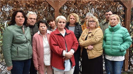 Sie fühlen sich von der Pflegedienstleitung allein gelassen: Mitarbeiter des geschlossenen Seniorenpflegeheims „Zwei Eichen“ in Selsingen. Selsingens Bürgermeister Bernd Schleßelmann und seine Stellvertreterin Michaela Martin (links) sind entsetzt, wie die Sache abgelaufen ist. „Wir sind alle belogen worden“, schimpft der Bürgermeister. Fotos: Brandt