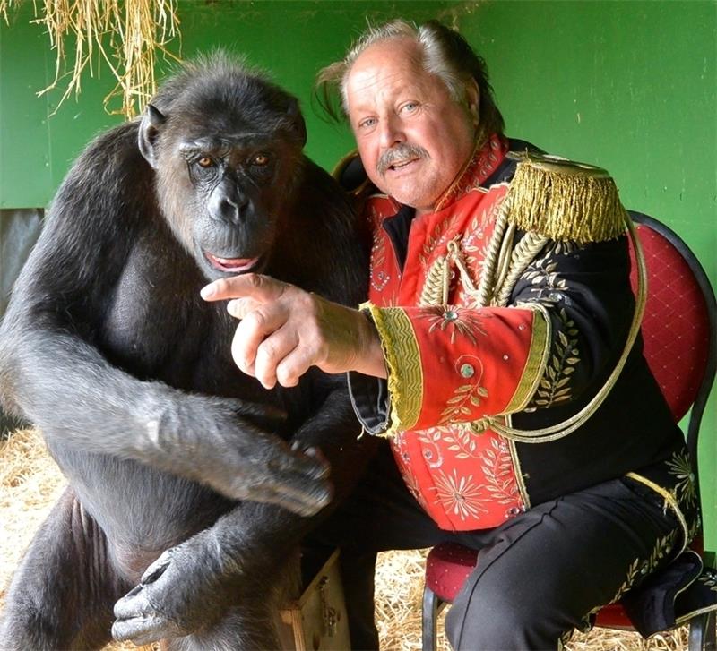 Sie geben ein gutes Bild ab: Zirkus-Affe Robby und Zirkusdirektor Klaus Köhler. Foto Dörnath