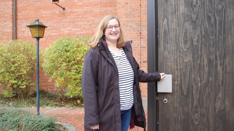 Diakonin in Ausbildung: Shannon Heidt will Jugend für Kirche begeistern Sie geht von Tür zu Tür: In der Adventszeit wird Shannon Heidt in ihrer Anerkennungszeit als Diakonin das Friedenslicht in Apensen verteilen.